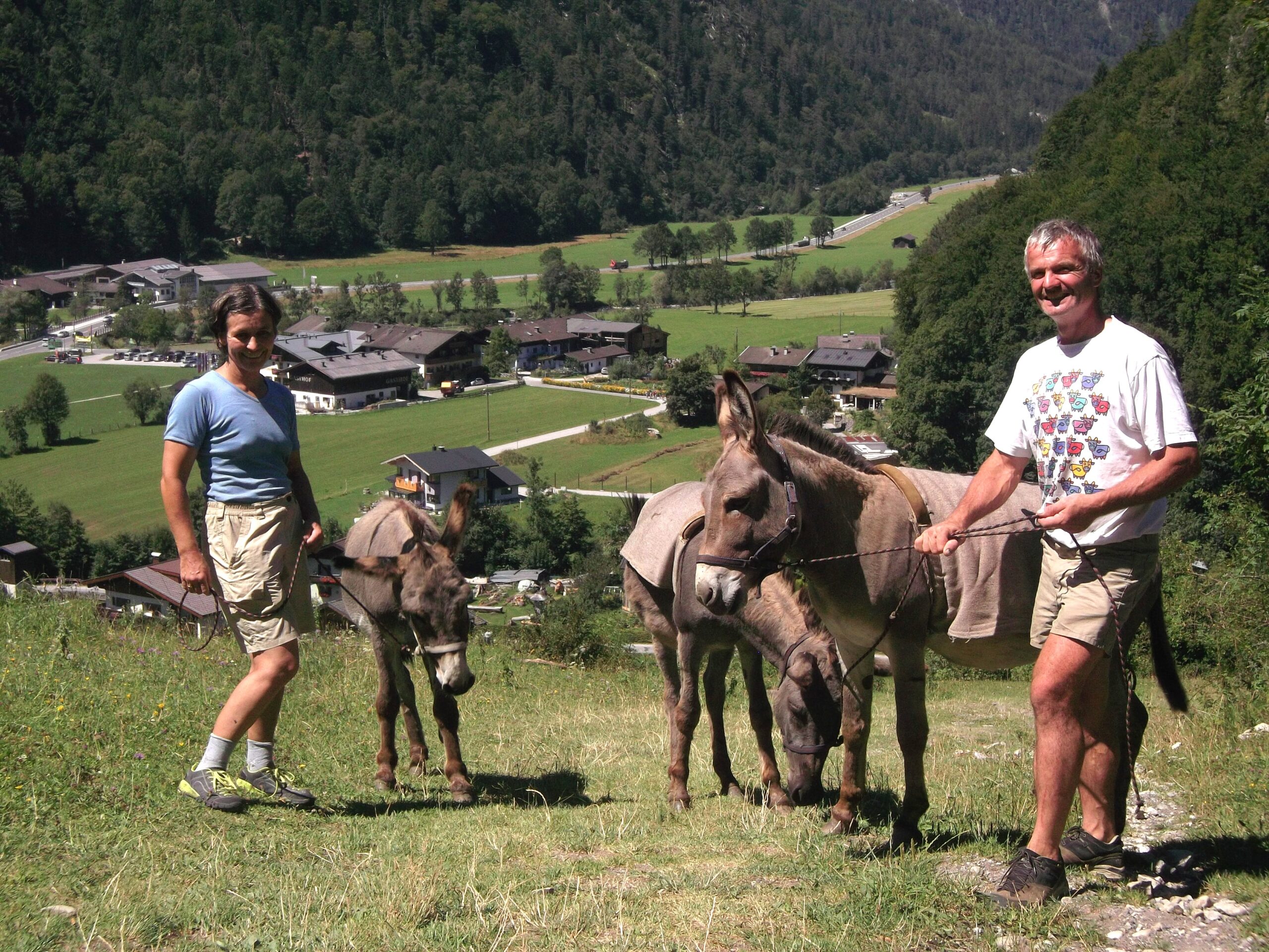 © Salzburger Saalachtal - Pisterlbauer - Franz und seine Frau Karin beim Wandern mit den Eseln.