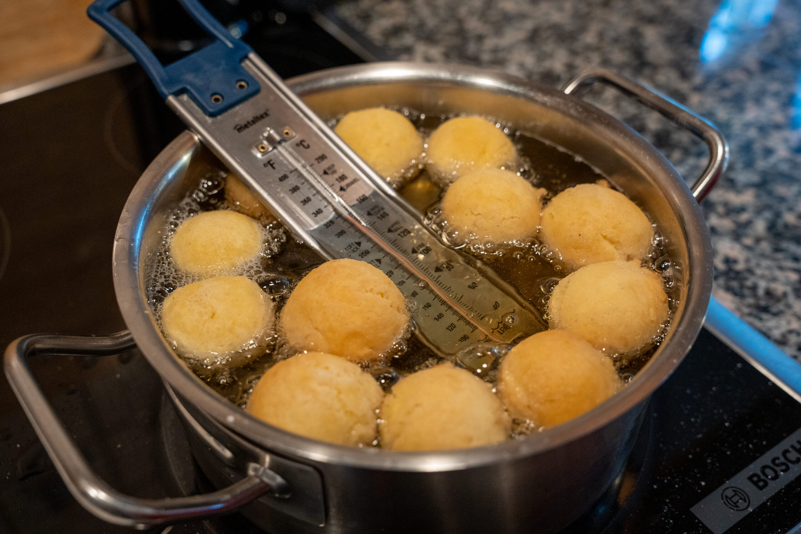 Das Öl muss genau 160 °C haben zum Herausbacken. © Edith Danzer