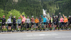 Eine Gruppe von Radfahrern in bunter Kleidung bei Der womenRush, einem Radevent für Frauen im Pinzgau, auf einer Bergstraße.