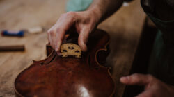 Geigenbauer Raphael Eisl bei der Arbeit