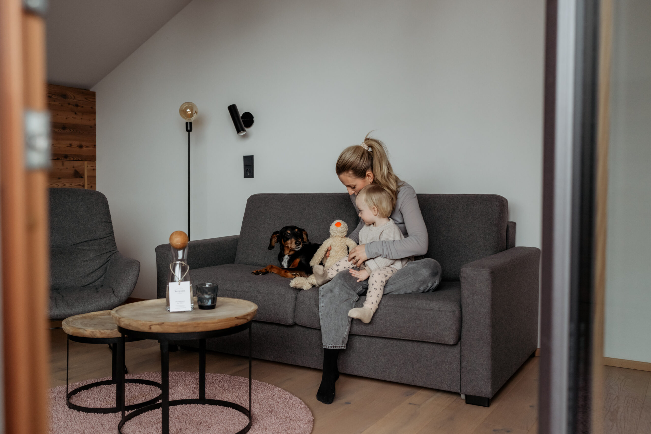 Frau mit Hund im Urlaub © Hundehotel Bergzeit