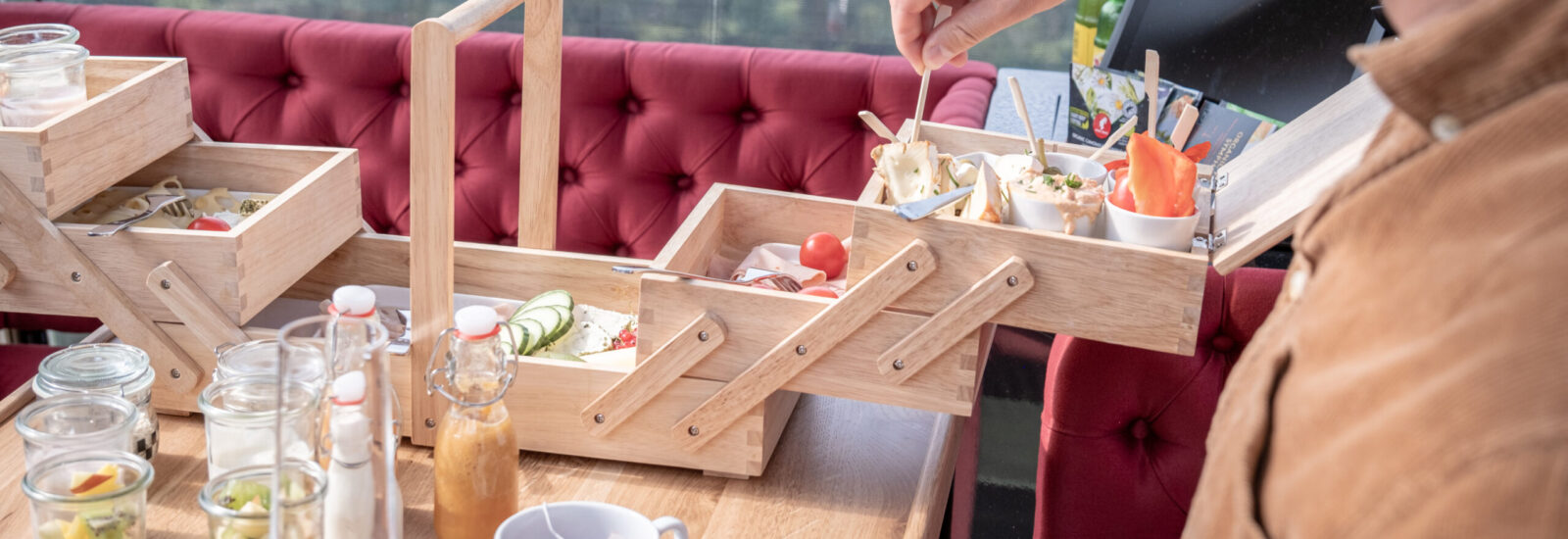 Paar beim Gondelfrühstück in der goldenen Mozart-Gondel