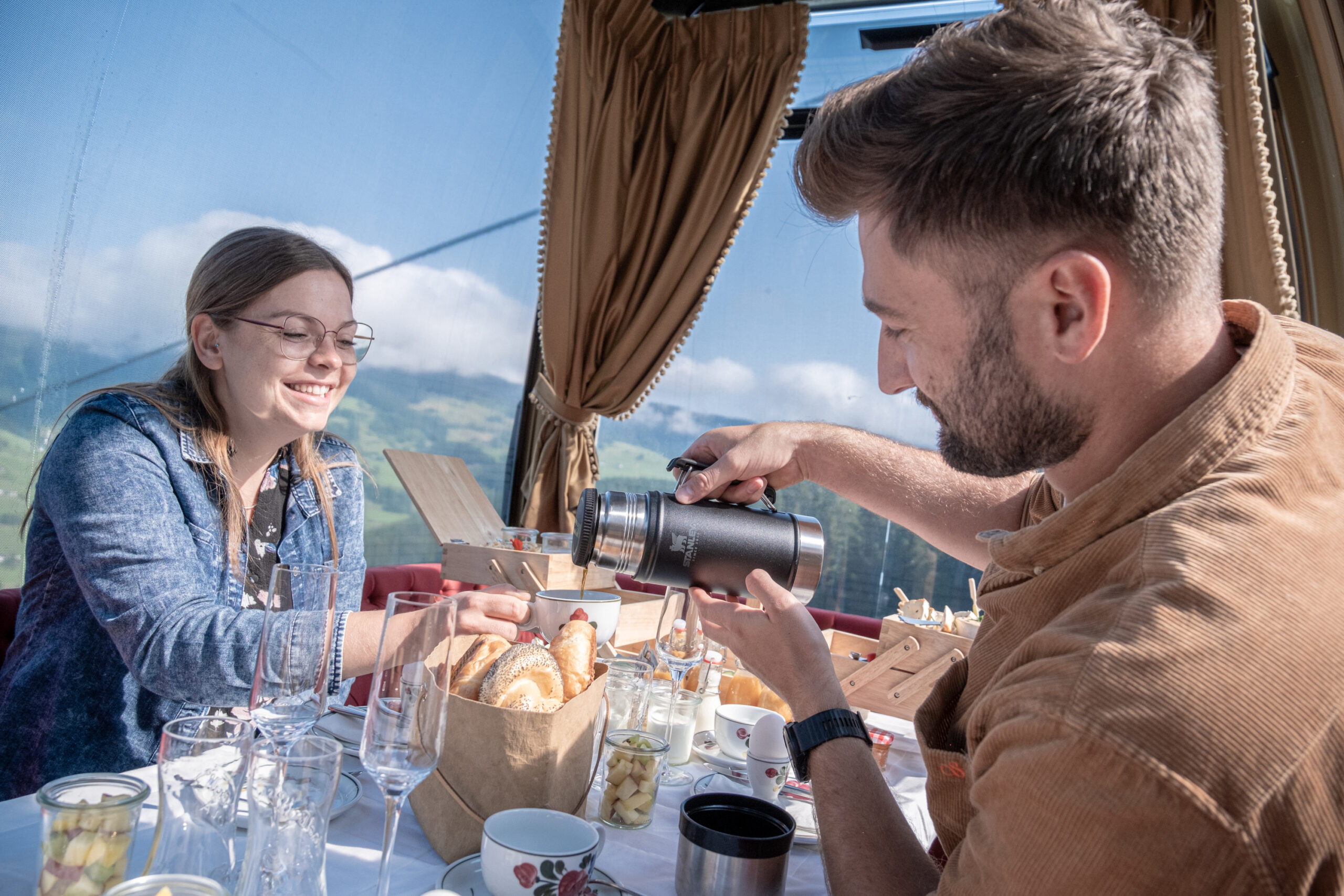 Paar genießt das Fliegende Frühstück in Wagrain
