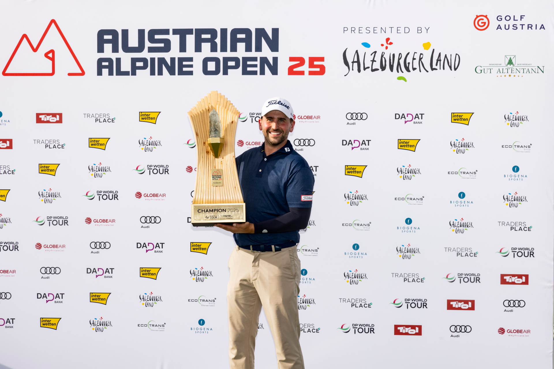 Der strahlende Gewinner der Austrian Alpine Open 2025 im Golfclib Gut Altentann heißt Nicolai von Dellingshausen.