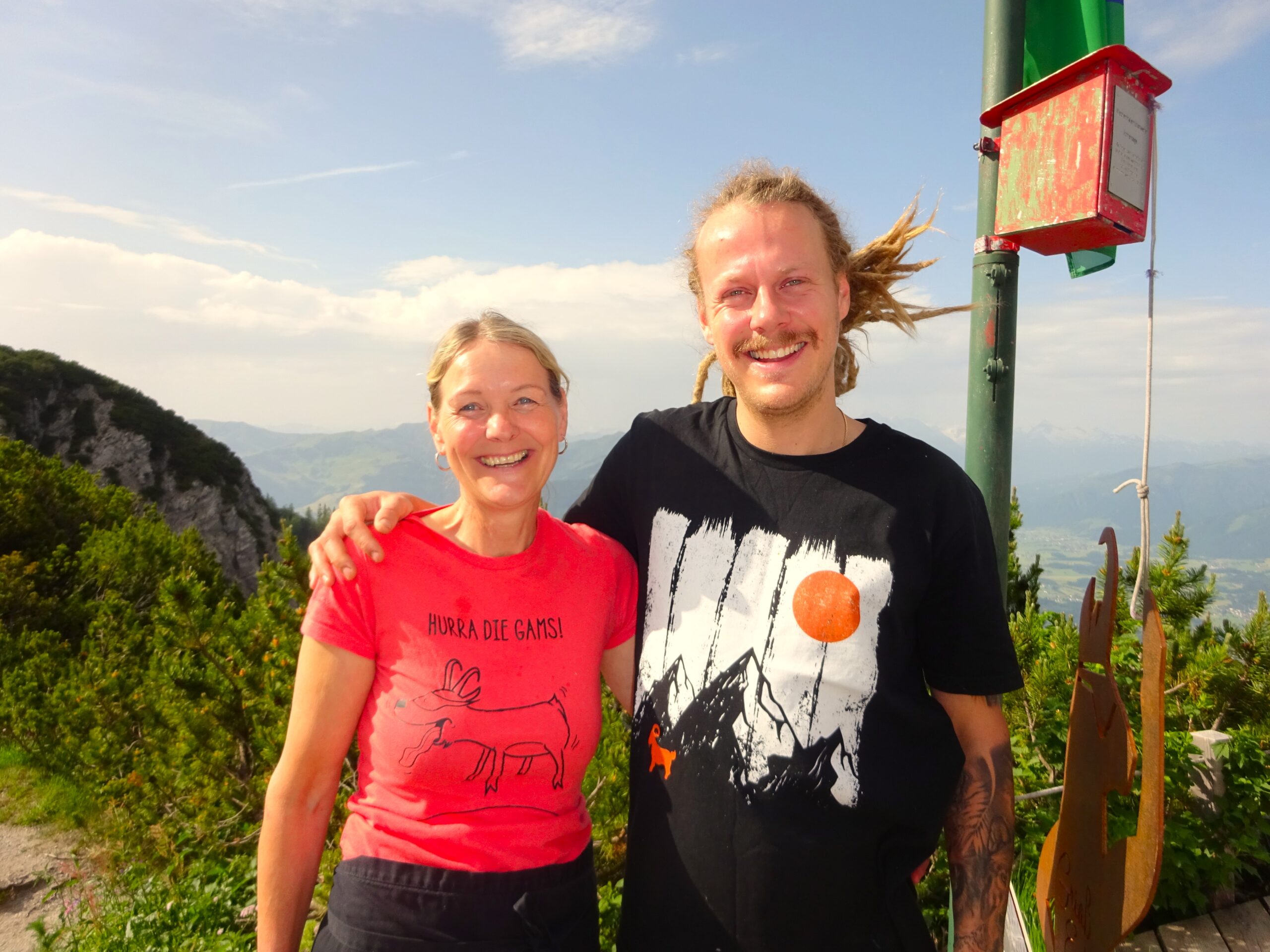 Die Gastgeber auf der Peter-Wiechenthaler-Hütte: Christiane Feller und ihr Sohn Philipp Feller. ©Granbacher-Roth