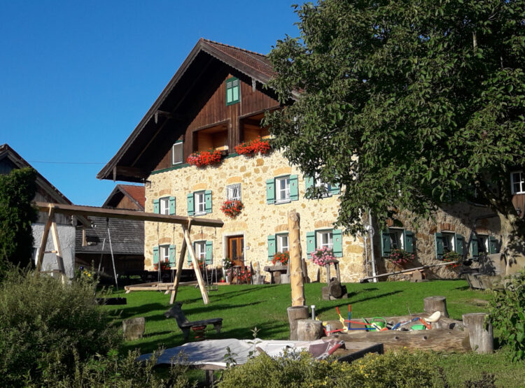 Der Aicherbauer in Seeham mit seiner steinernen Fassade aus dem Jahr 1871.