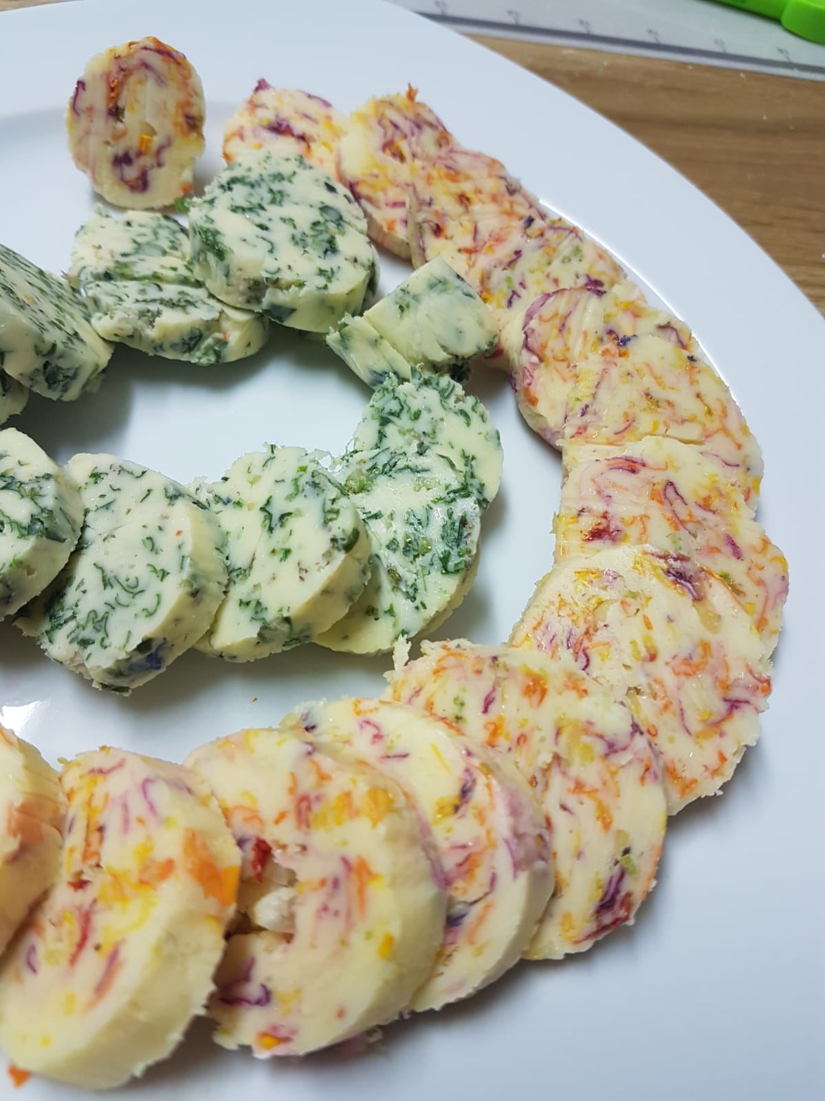 mit Kapuzinerkresseblüten und mit Kapuzinerkressebättern