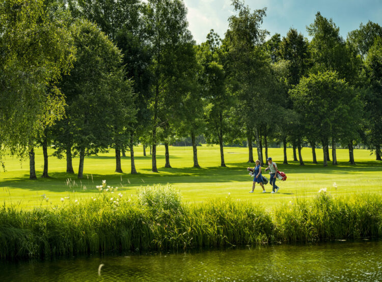 Die 27-Loch Golfanlage des Golfclub Radstadt bietet dem Golfer ein spektakuläres Panorama, die Radstädter Tauern mit ihren schroffen Gipfeln zur einen Seite, das schneebedeckte Dachsteingebirge zur anderen Seite. Hier findet der Golfer einen hervorragend gepflegten 18-Loch Turnier Platz, einen 9-Loch Akademie Platz sowie großzügige Trainingseinrichtungen.