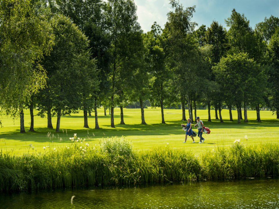 Die 27-Loch Golfanlage des Golfclub Radstadt bietet dem Golfer ein spektakuläres Panorama, die Radstädter Tauern mit ihren schroffen Gipfeln zur einen Seite, das schneebedeckte Dachsteingebirge zur anderen Seite. Hier findet der Golfer einen hervorragend gepflegten 18-Loch Turnier Platz, einen 9-Loch Akademie Platz sowie großzügige Trainingseinrichtungen.