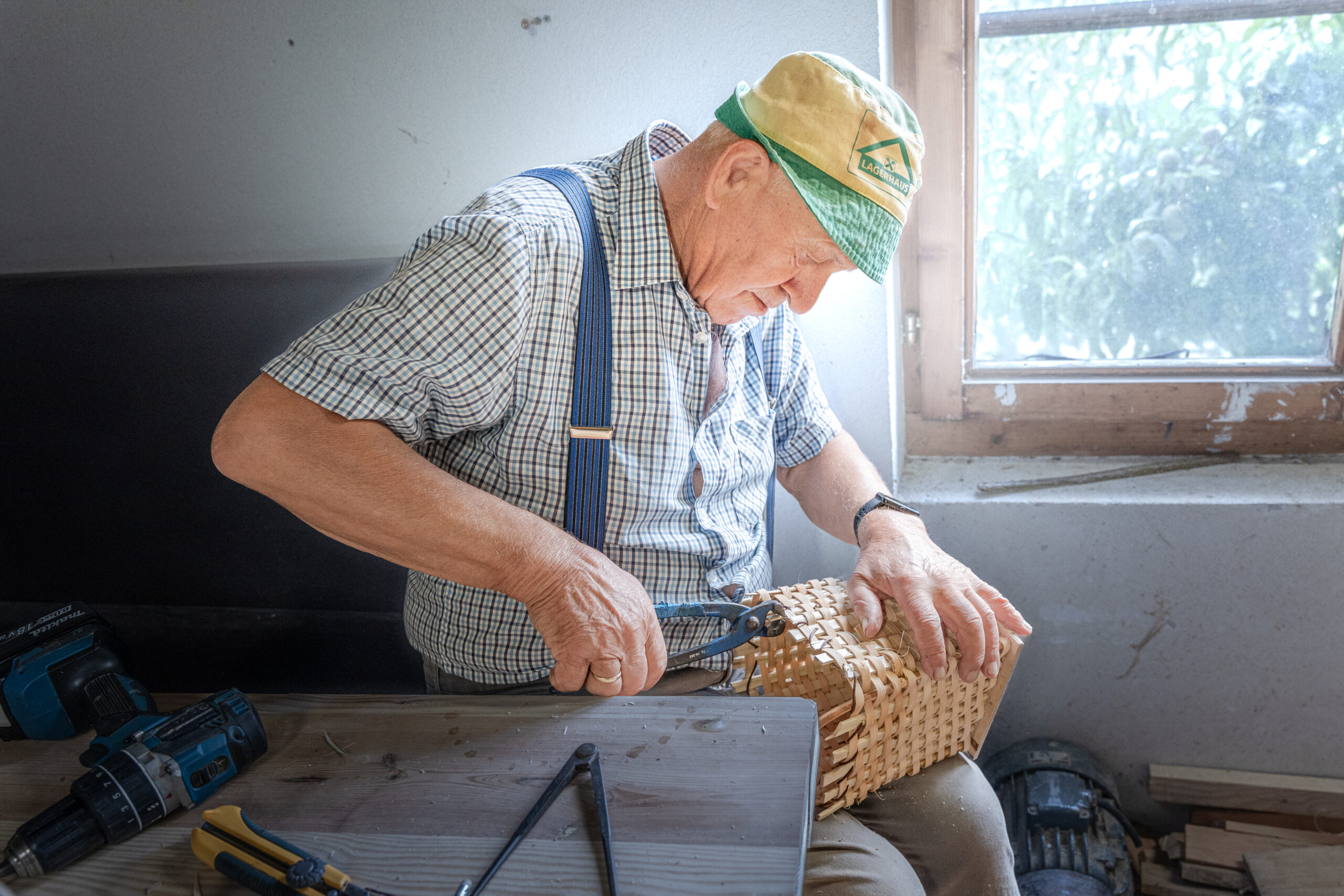 © Edith Danzer - Der obere Rand wird zurechtgezwickt. 