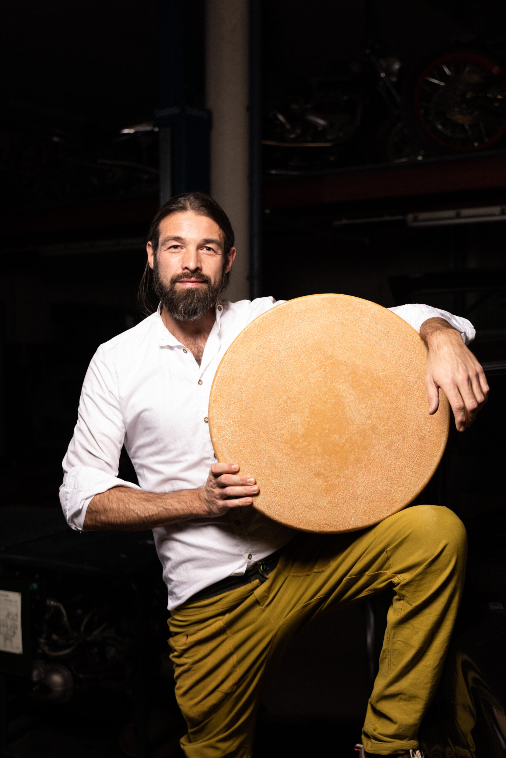 Johannes ist Profimusiker und Musikpädagoge - mit 38 Jahren hat er noch die Lehre zum Milchtechnologen absolviert. © David Innerhofer