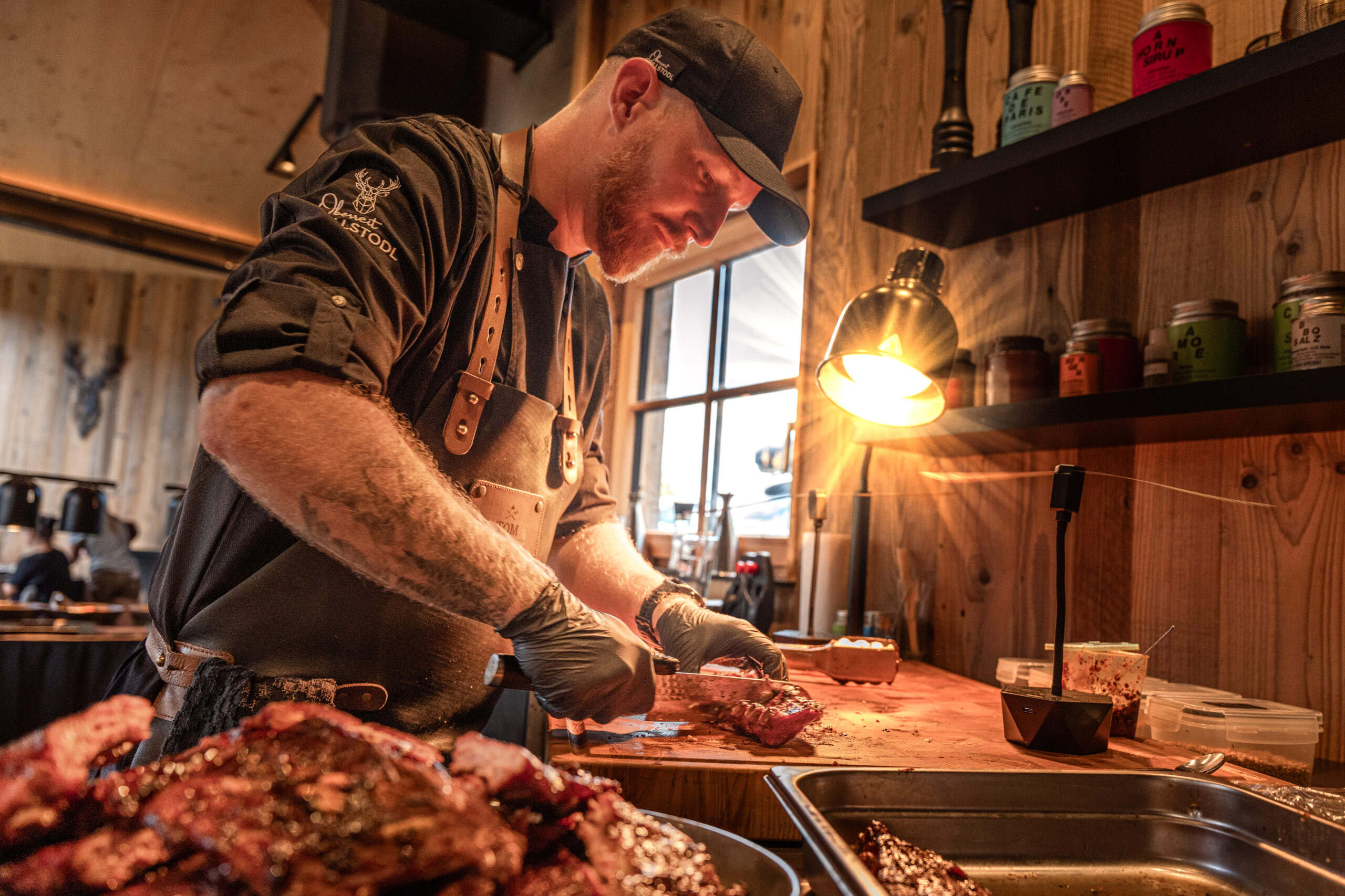 © Edith Danzer - Grillmeister Tom am Werk. 