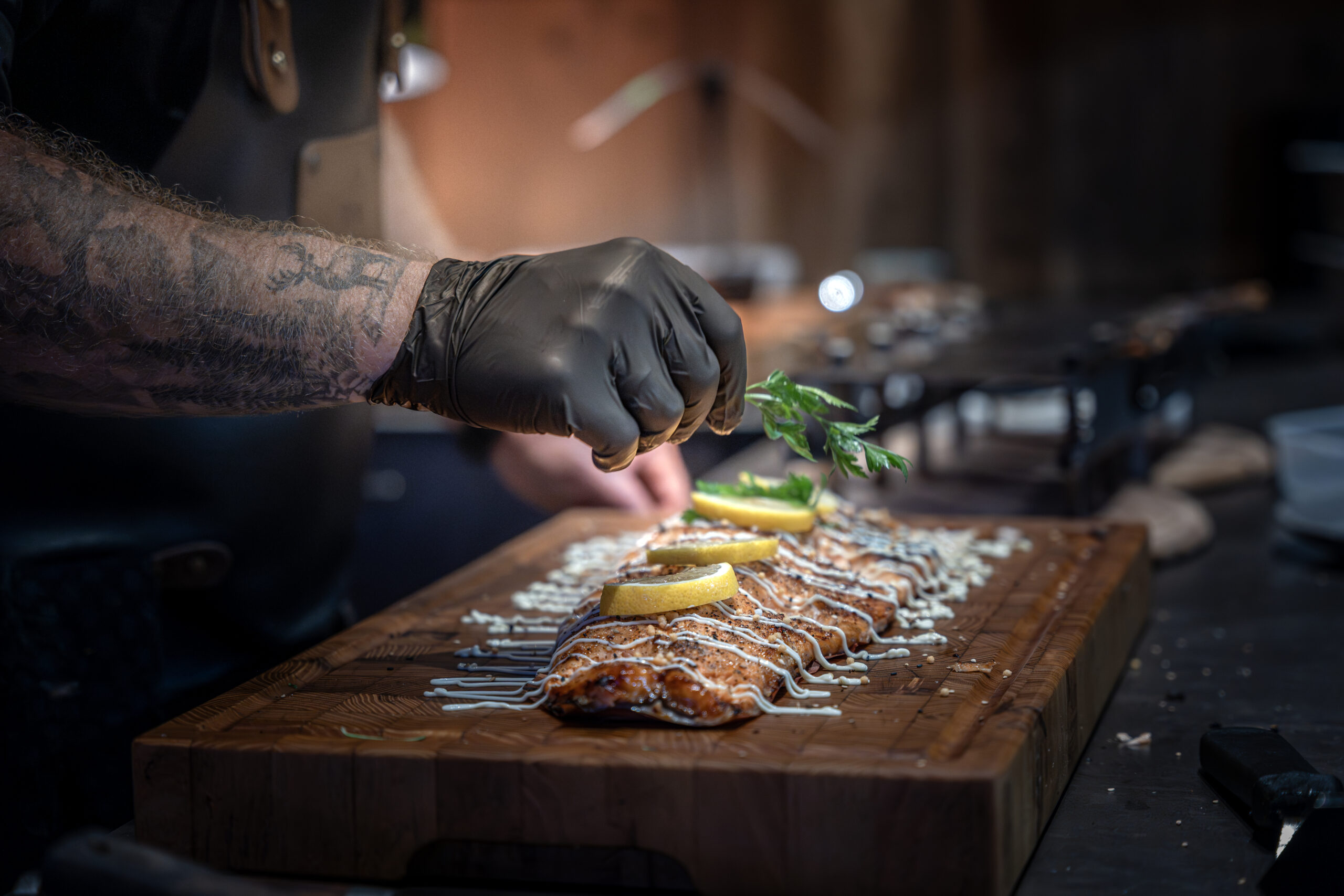 © Edith Danzer Der Lachs wird angerichtet.