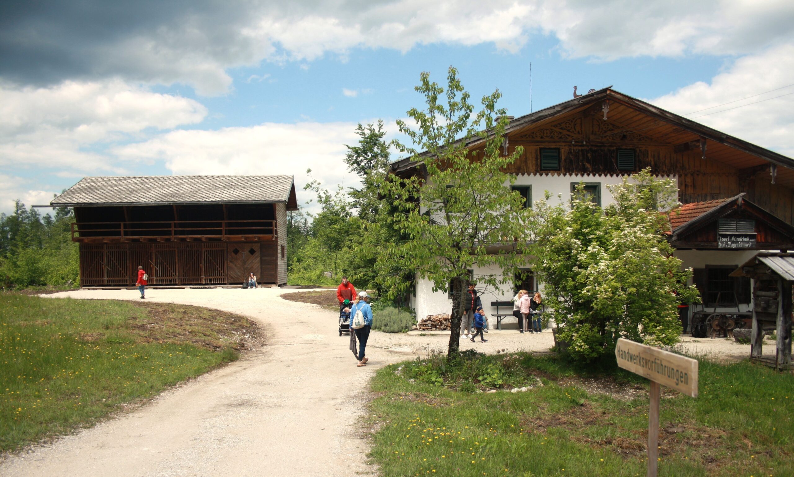 Das Holzlager Schwarz aus dem Stadtteil Gneis wurde heuer im Salzburger Freilichtmuseum wieder aufgebaut (links). ©Granbacher-Roth
