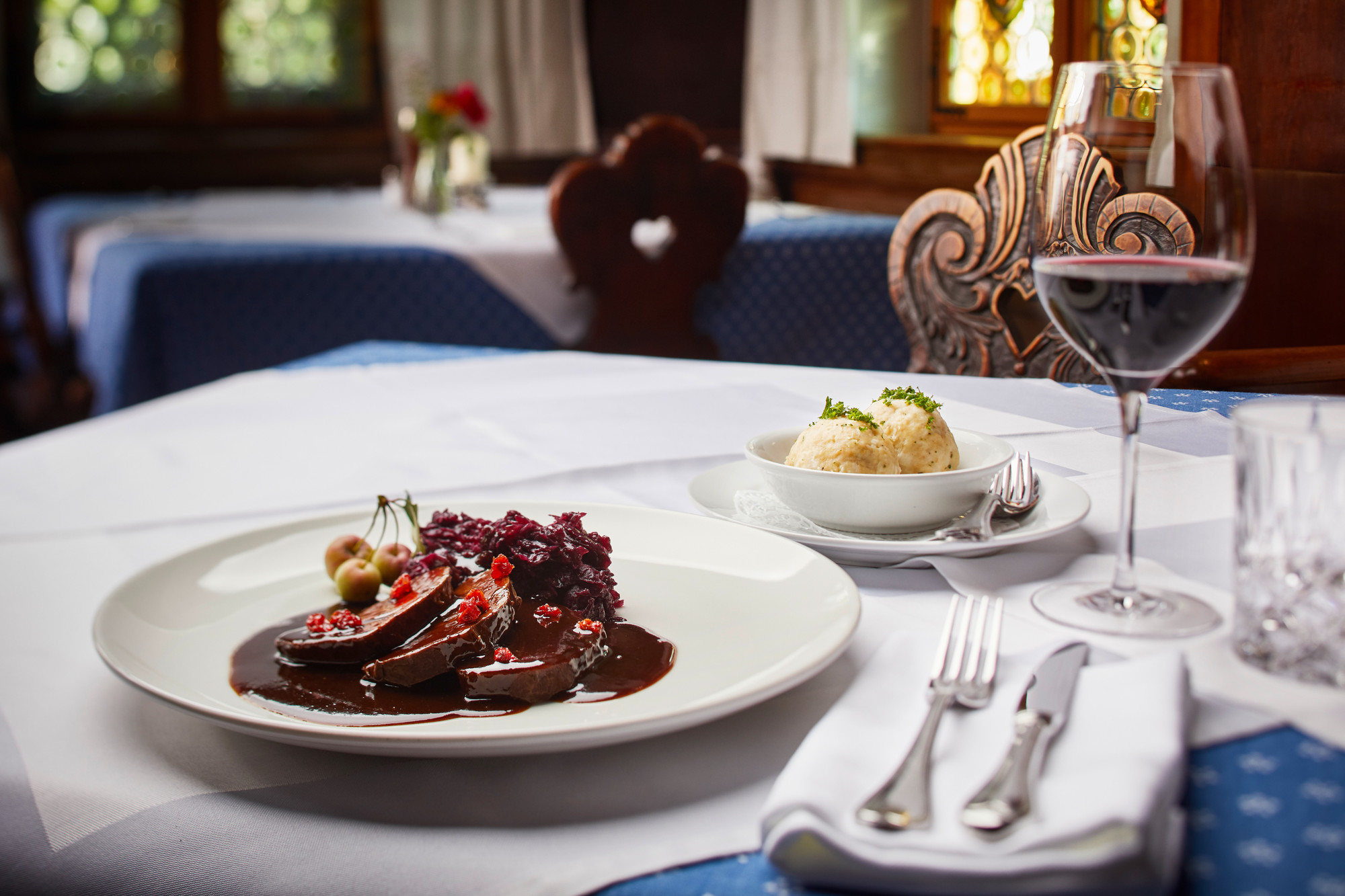 Hirschbraten mit Semmelknödel, Blaukraut und Wildpreiselbeeren