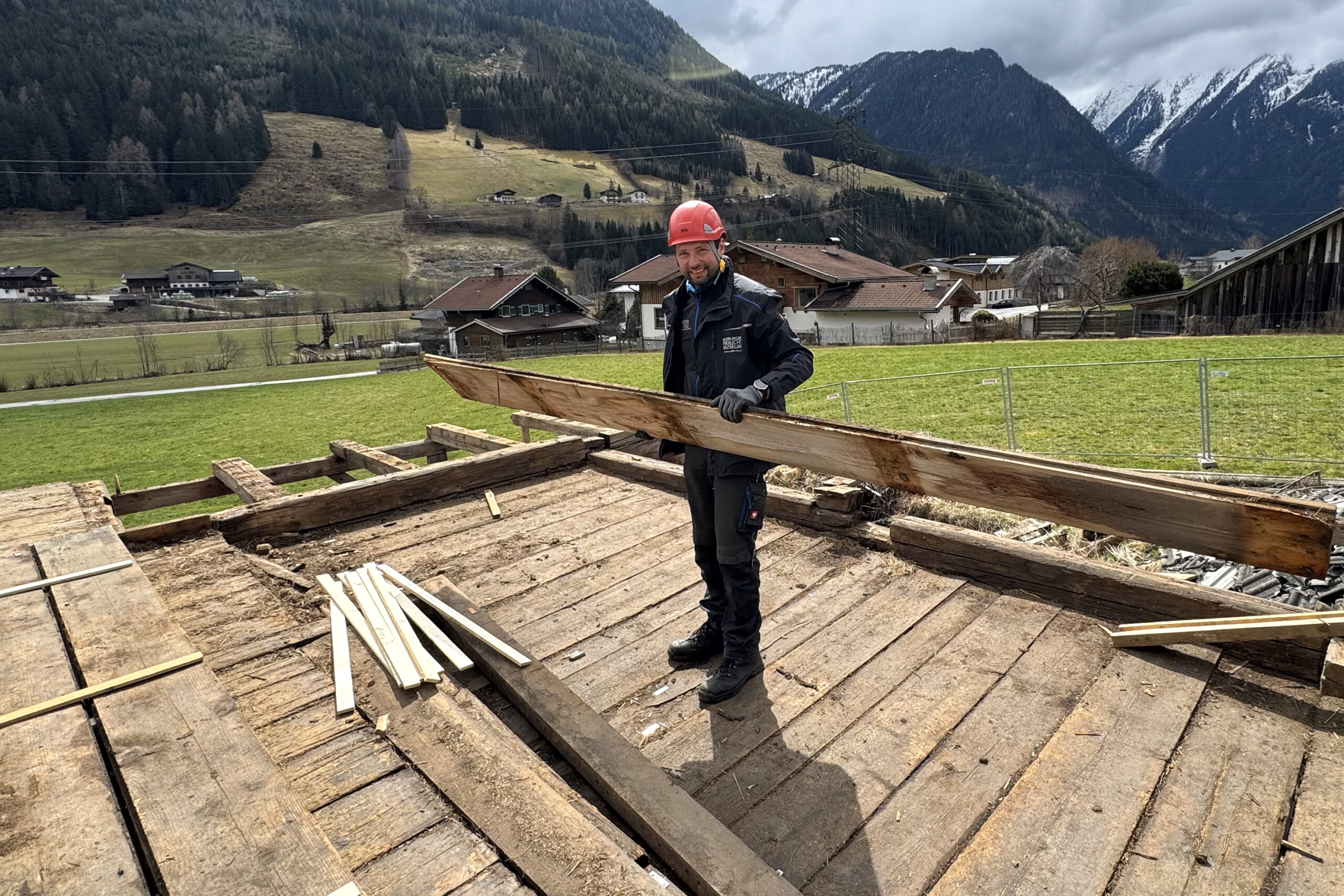 In Neukirchen am Großvenediger wird derzeit der alte Rinderstall des Scherer-Gütls aus dem 18. Jahrhundert abgebaut.