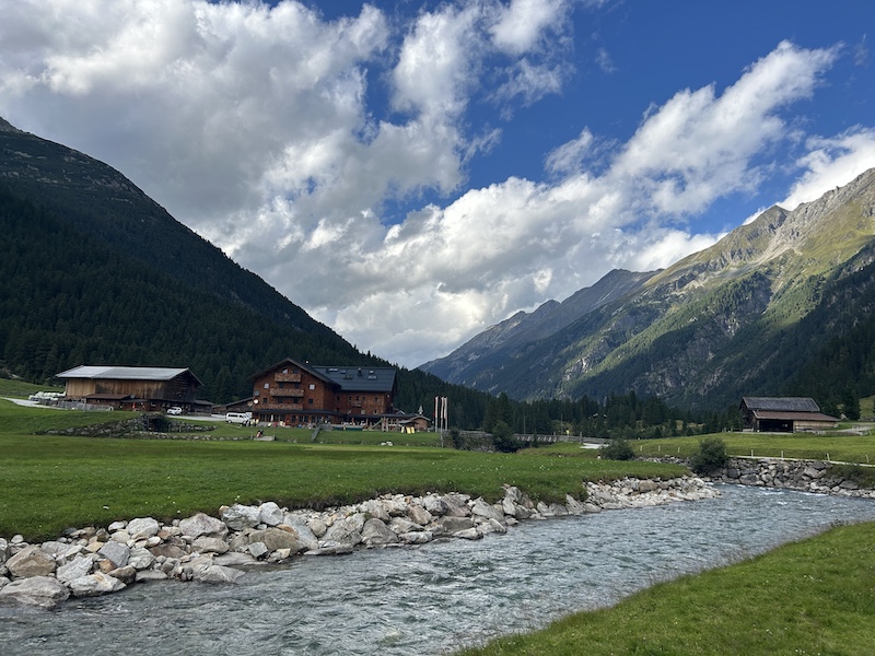 Blick auf das Krimmler Tauernhaus. © Mathias Steger