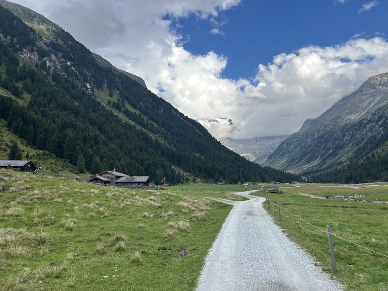 Ankunft bei der Jaidbachalm mit Blick auf den wolkenverhangengen Innerkees-Gletscher. © Mathias Seger