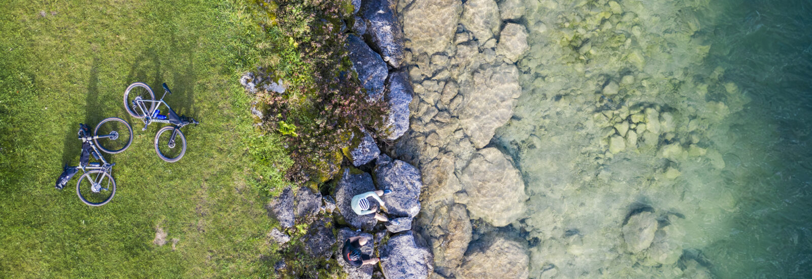 Luftaufnahme von zwei Fahrrädern auf Gras in der Nähe von Felsen - Der Wossa-Trail ist ein Bikepacking-Abenteuer mit dem Thema Wasser.
