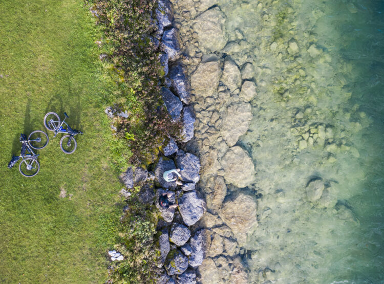 Luftaufnahme von zwei Fahrrädern auf Gras in der Nähe von Felsen - Der Wossa-Trail ist ein Bikepacking-Abenteuer mit dem Thema Wasser.