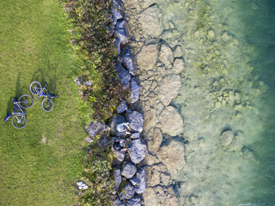 Luftaufnahme von zwei Fahrrädern auf Gras in der Nähe von Felsen - Der Wossa-Trail ist ein Bikepacking-Abenteuer mit dem Thema Wasser.