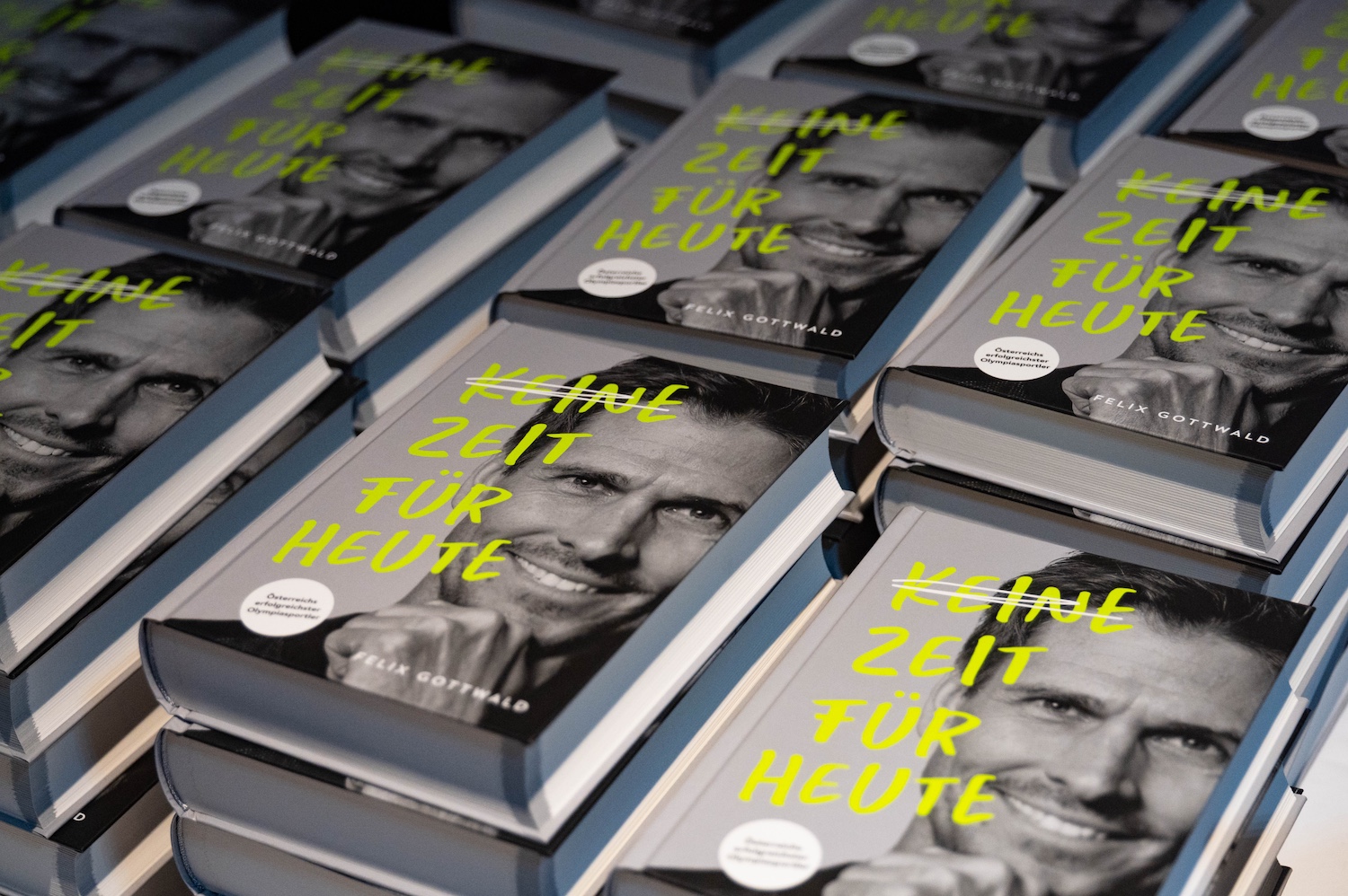 Stapel von B&uuml;chern mit dem Titel KEINE ZEIT F&Uuml;R HEUTE und einem Schwarz-Wei&szlig;-Portr&auml;t eines Mannes auf dem Einband.