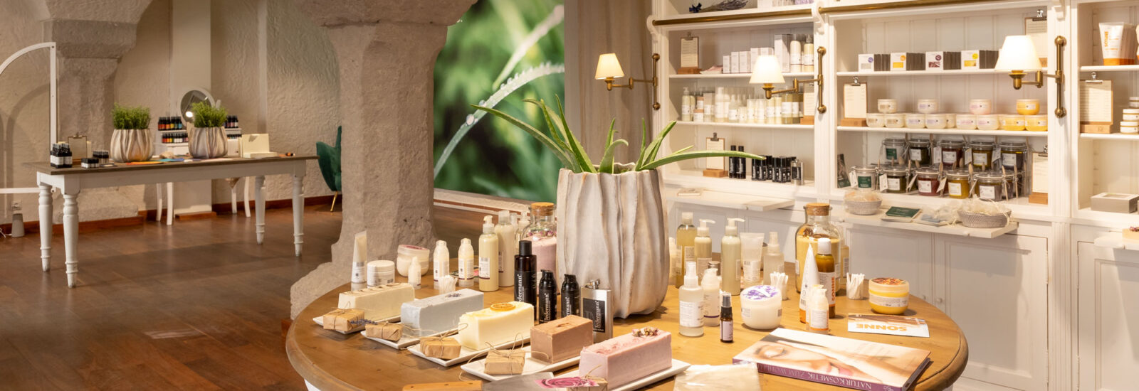 Ein Boutique-Geschäft mit Regalen und Tischen, auf denen Hautpflege- und Schönheitsprodukte ausgestellt sind.