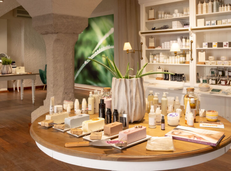 Ein Boutique-Geschäft mit Regalen und Tischen, auf denen Hautpflege- und Schönheitsprodukte ausgestellt sind.