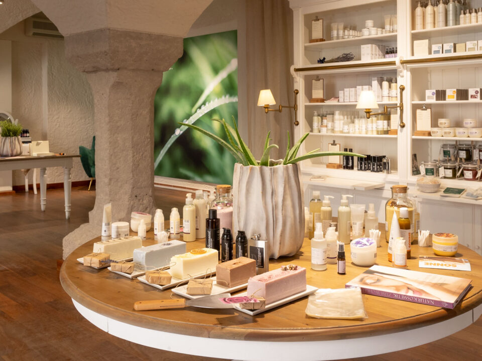 Ein Boutique-Geschäft mit Regalen und Tischen, auf denen Hautpflege- und Schönheitsprodukte ausgestellt sind.