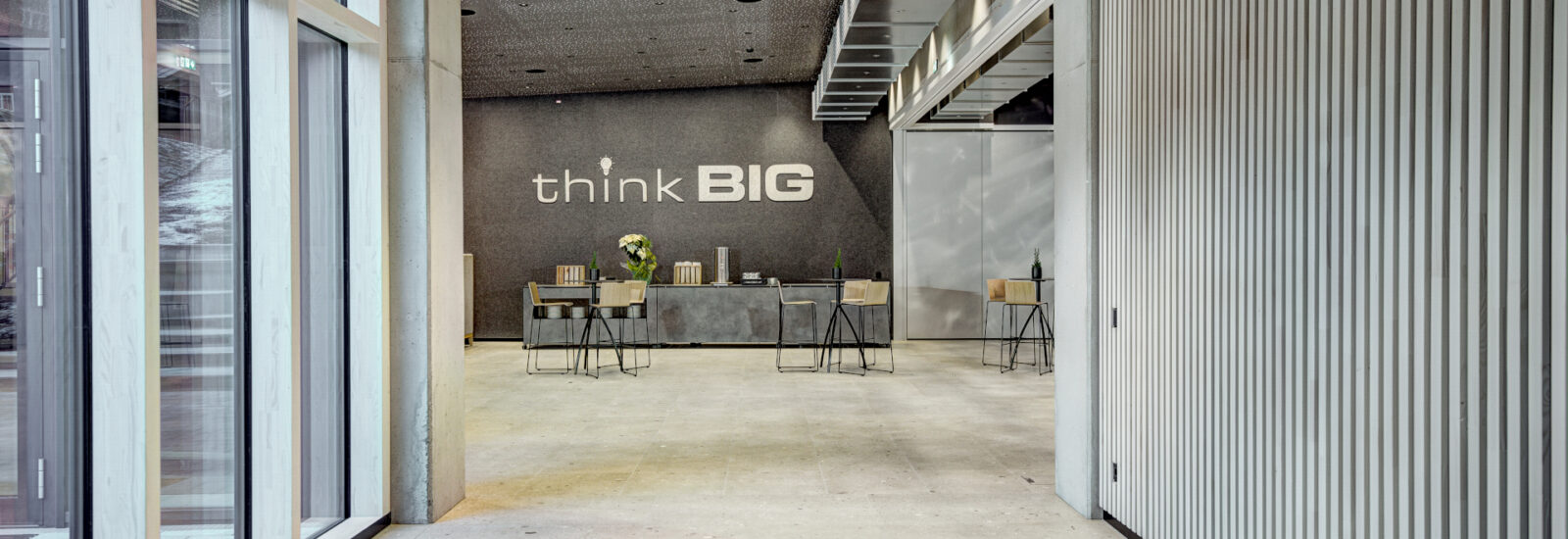 Ein Raum mit einem Schild an der Wand markiert den Ort des Kongresses.