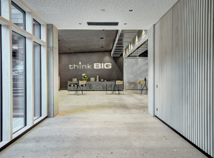 Ein Raum mit einem Schild an der Wand markiert den Ort des Kongresses.