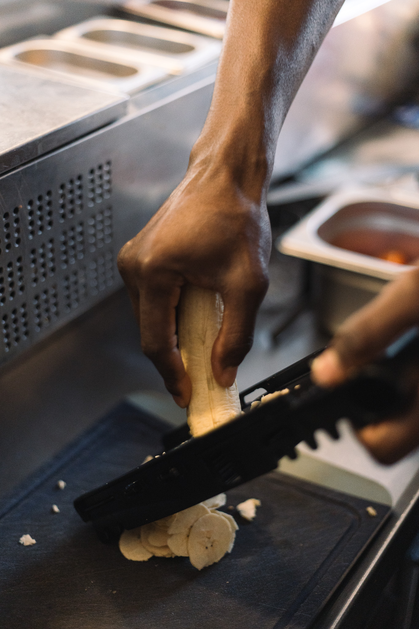 Eine Person schält eine Banane.