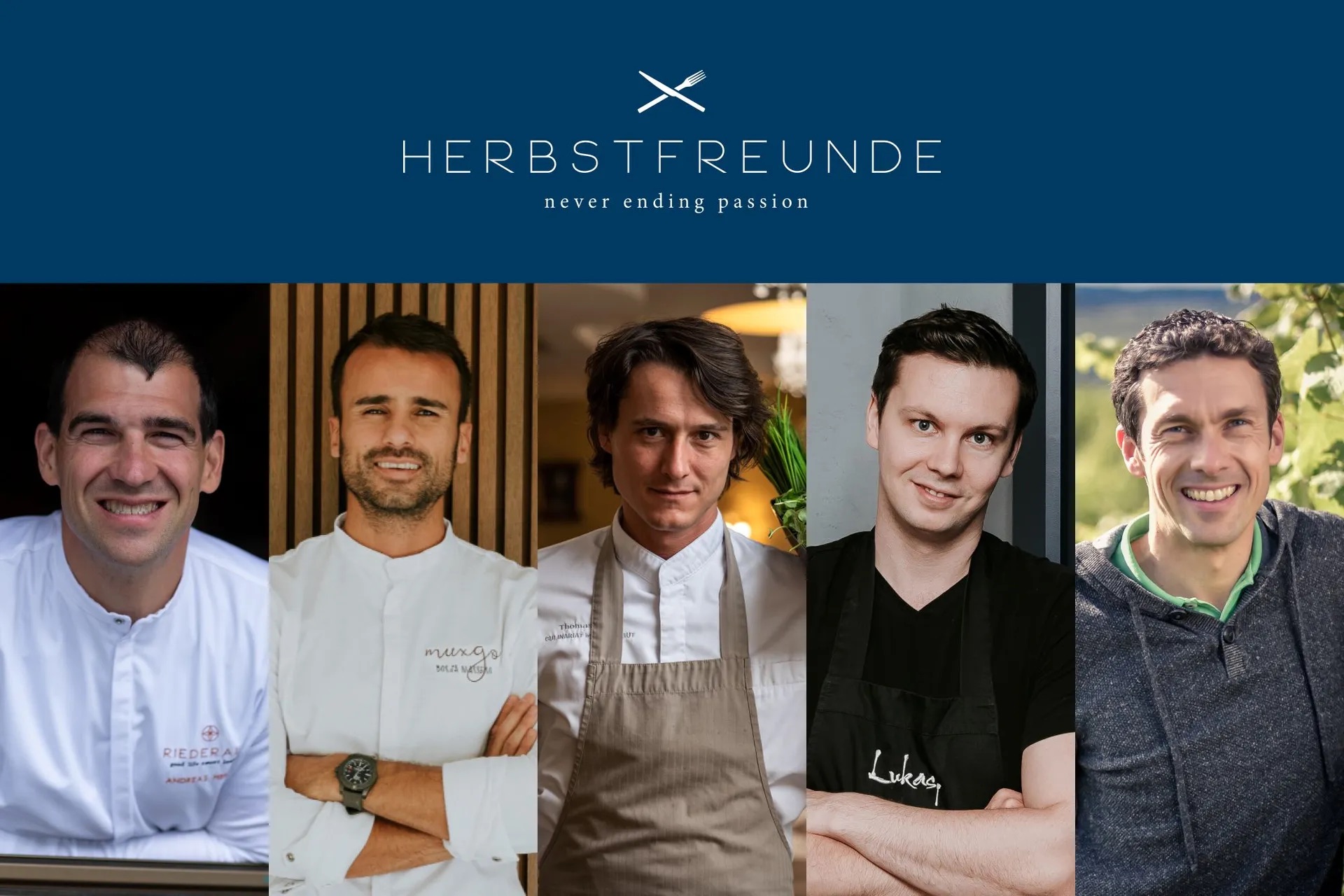 Fünf lächelnde Männer in Kochuniformen stehen Seite an Seite unter einem blauen Banner mit der Aufschrift HERBSTFREUNDE.