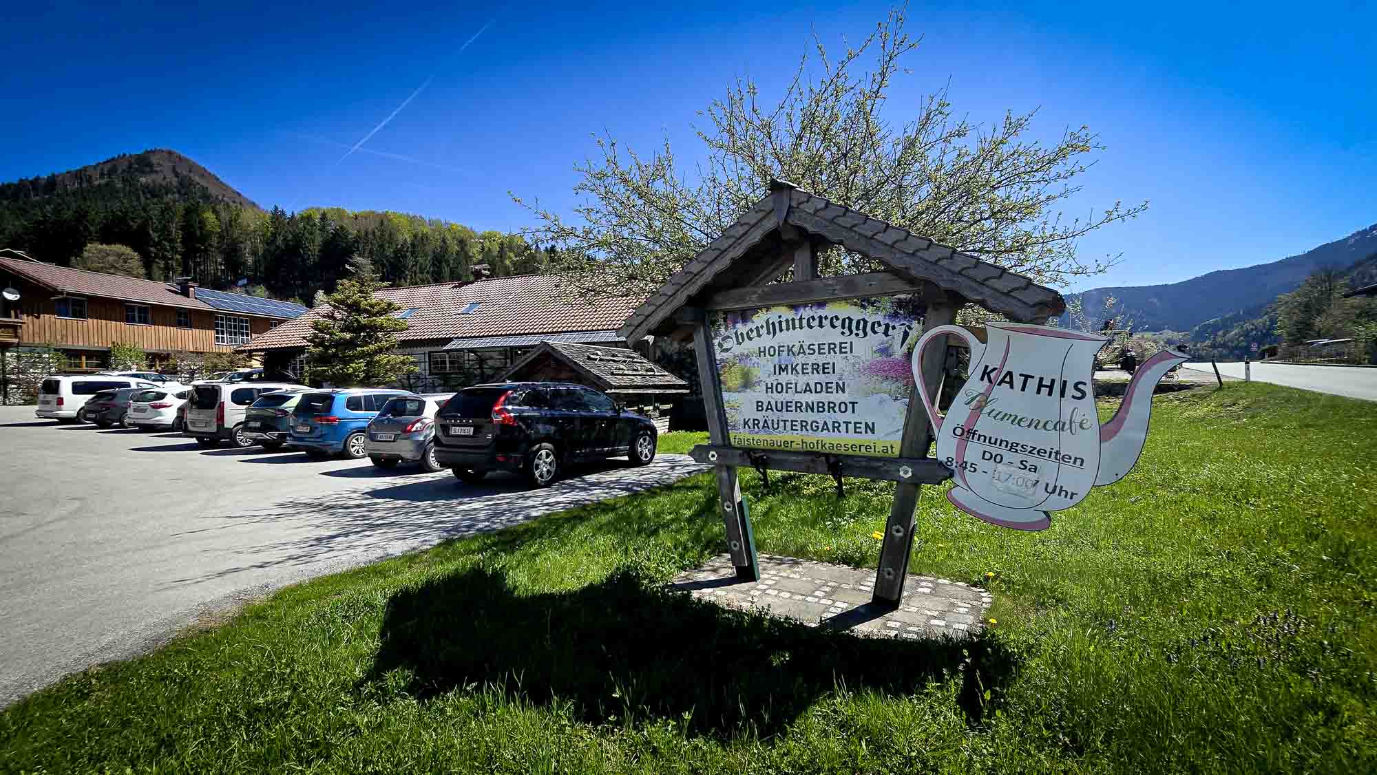Holzschild mit einer Teekannengrafik von Kathis Blumencafé © Melanie Deisl
