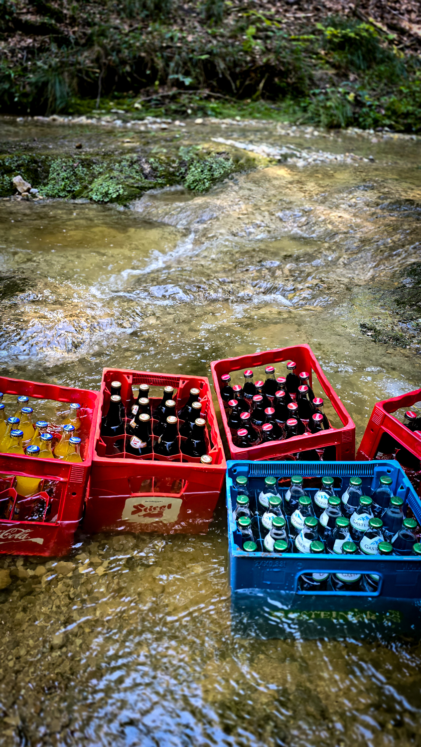 Getr&auml;nke werden im Bach gek&uuml;hlt M&uuml;hlenfest Ebenau Pl&ouml;tz &copy; Melanie Deisl