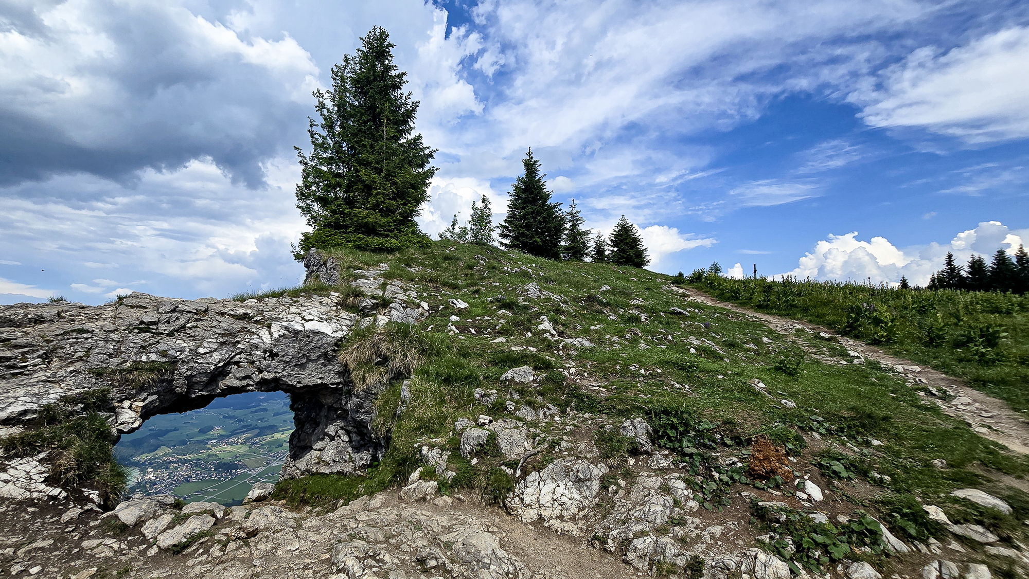 Ofenloch dahinter Gipfelkreuz der Bleckwand © Melanie Deisl
