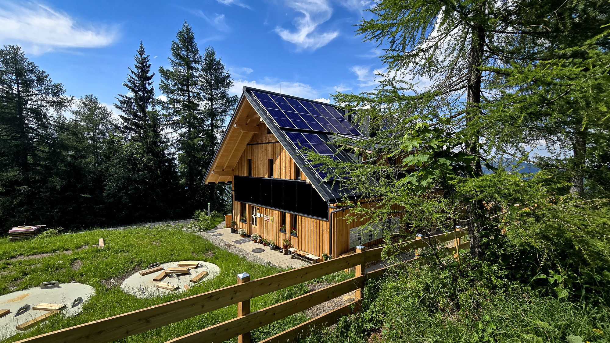 Bleckwandhütte mit Sonnenkollektoren © Melanie Deisl
