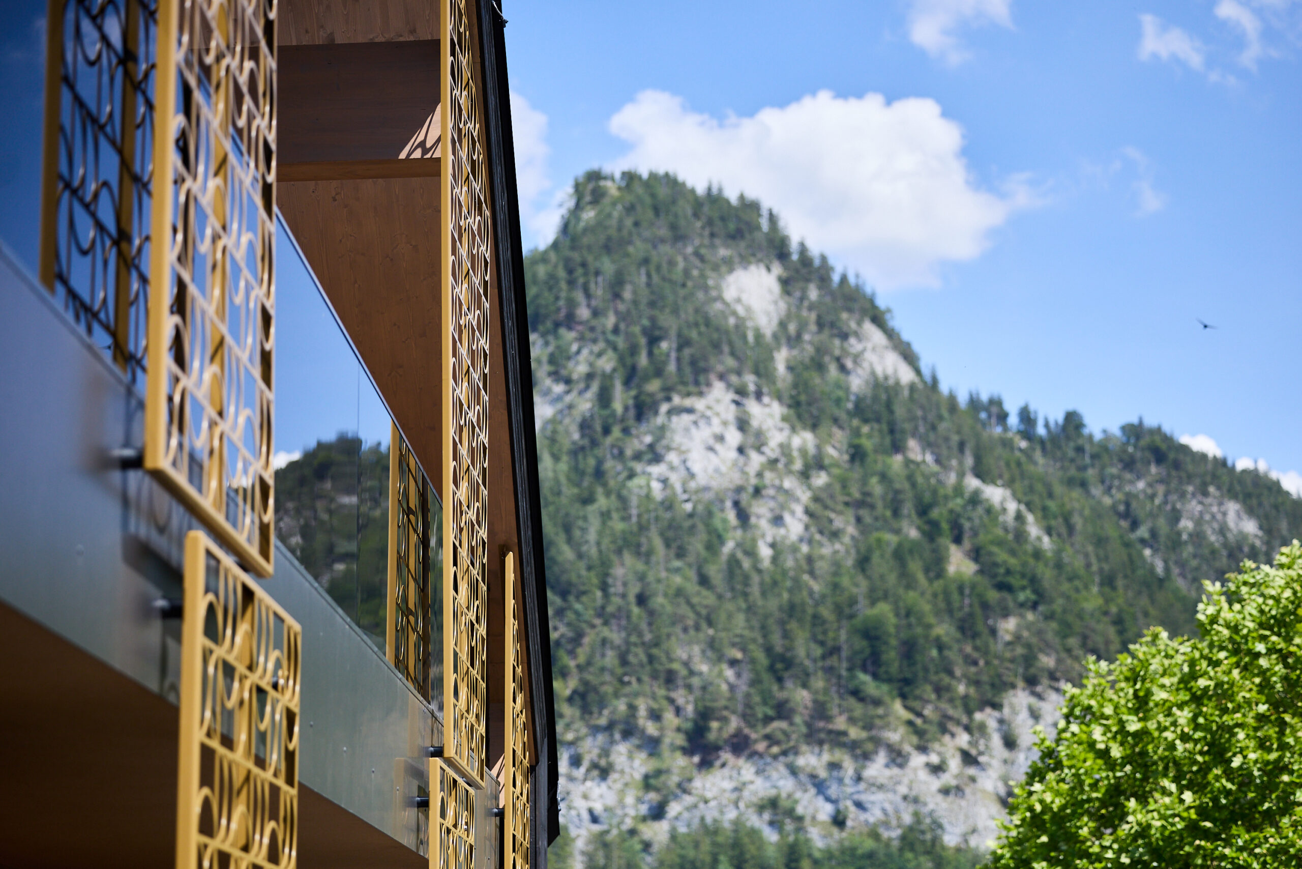 Das Nest als Symbol (Halbkreis) an der Hausfassade mit Ellmaustein im Hintergrund © Vogl's Nest