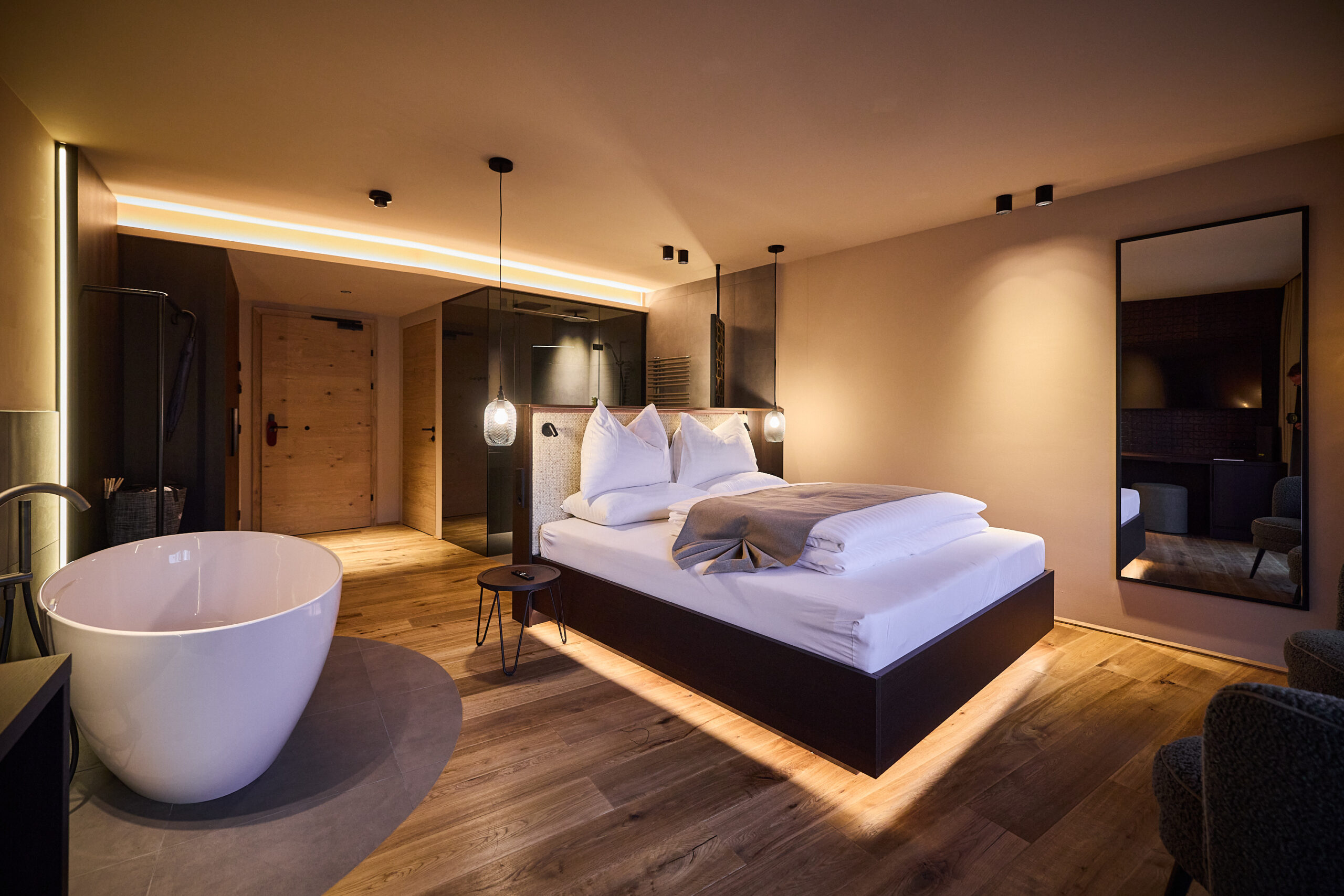 Modernes Hotelzimmer mit Holzböden und warmer Stimmungsbeleuchtung © Vogl's Nest