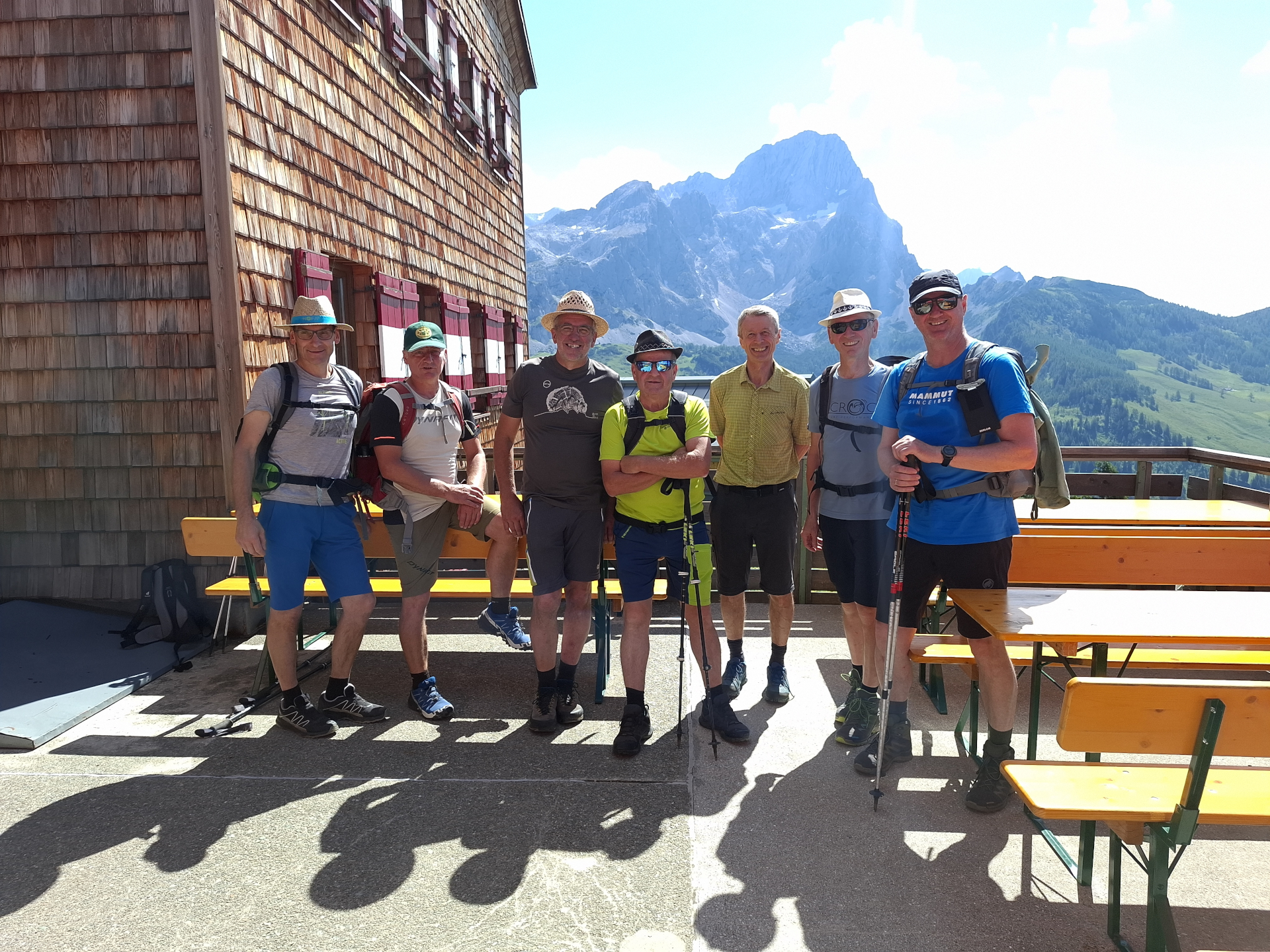 Wandergruppe vor der Hofpürglhütte Filzmoos (c) Richard Ganglberger
