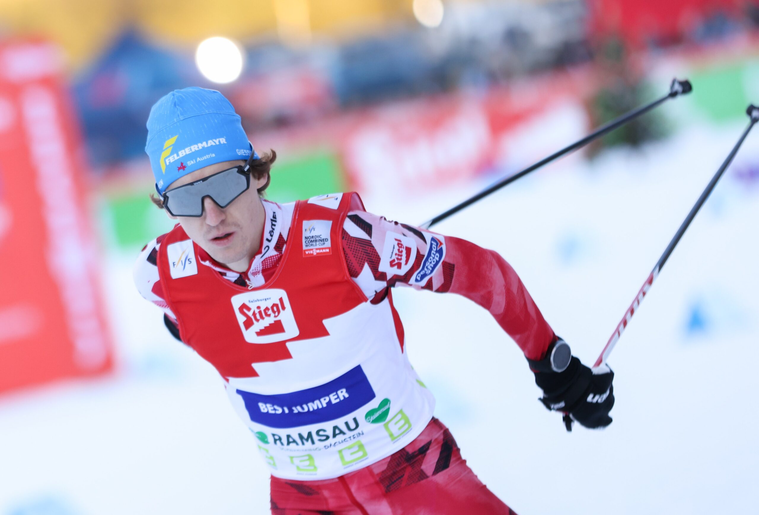 Ein Langläufer in einem rot-weißen Trikot nimmt an einem Rennen in Ramsau, Österreich, teil.