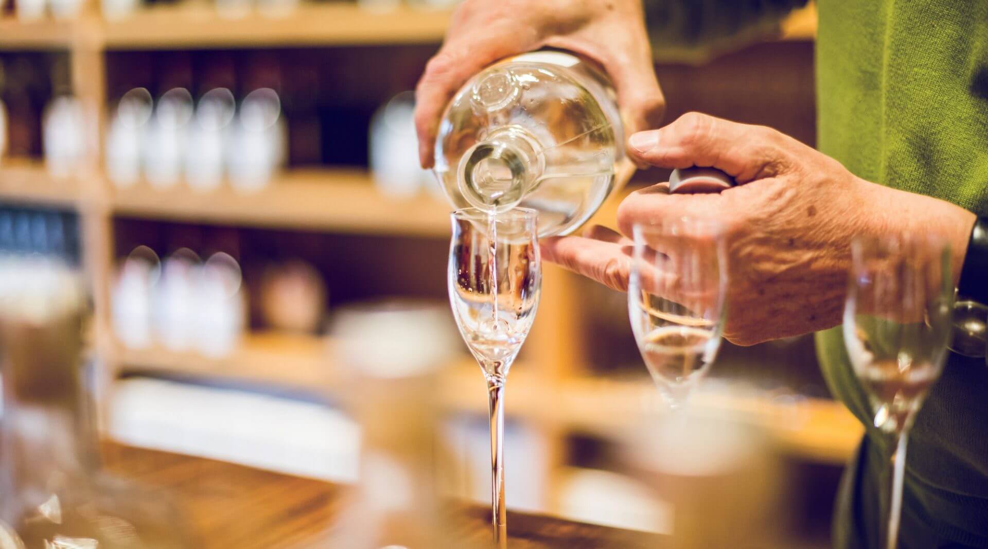 Schnaps wird in Schnapsglas gegossen