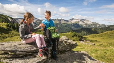 Kinder legen Wanderpause ein