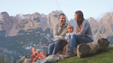 Familie beim Lagerfeuer auf der Alm