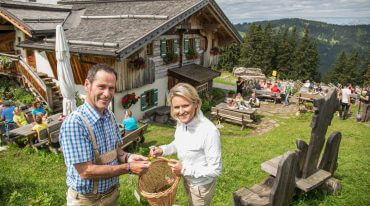 Alexandra Meissnitzer beim Kräuter sammeln auf der Bürgl Alm