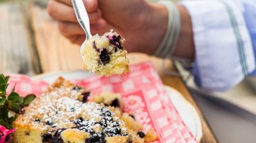 Alexandra Meissnitzer genießt den Kuchen auf der Twenger Alm
