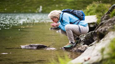 Alexandra Meissnitzer trinkt aus dem Twenger Almsee