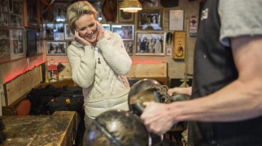 Alexandra Meissnitzer in der Gasteiner Krampuswerkstatt von Clemens Hübsch