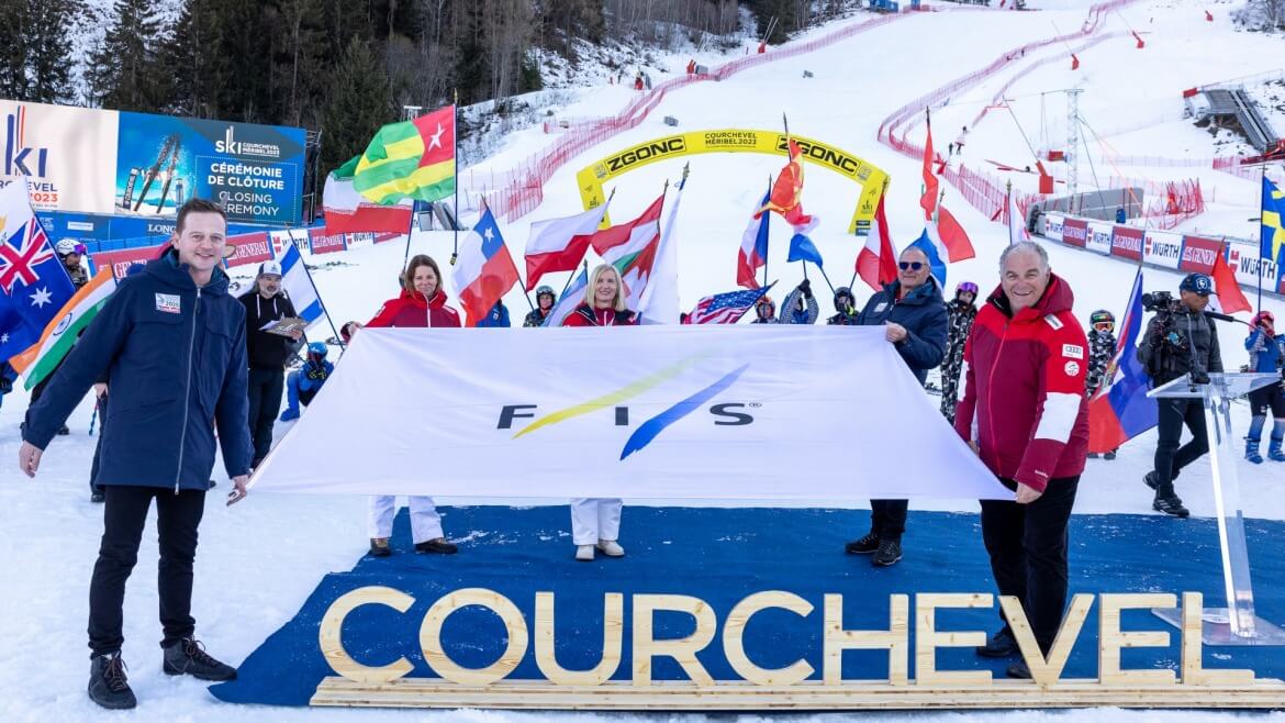 Fahnenübergabe Ski-WM in Courchevel an (c) Saalbach