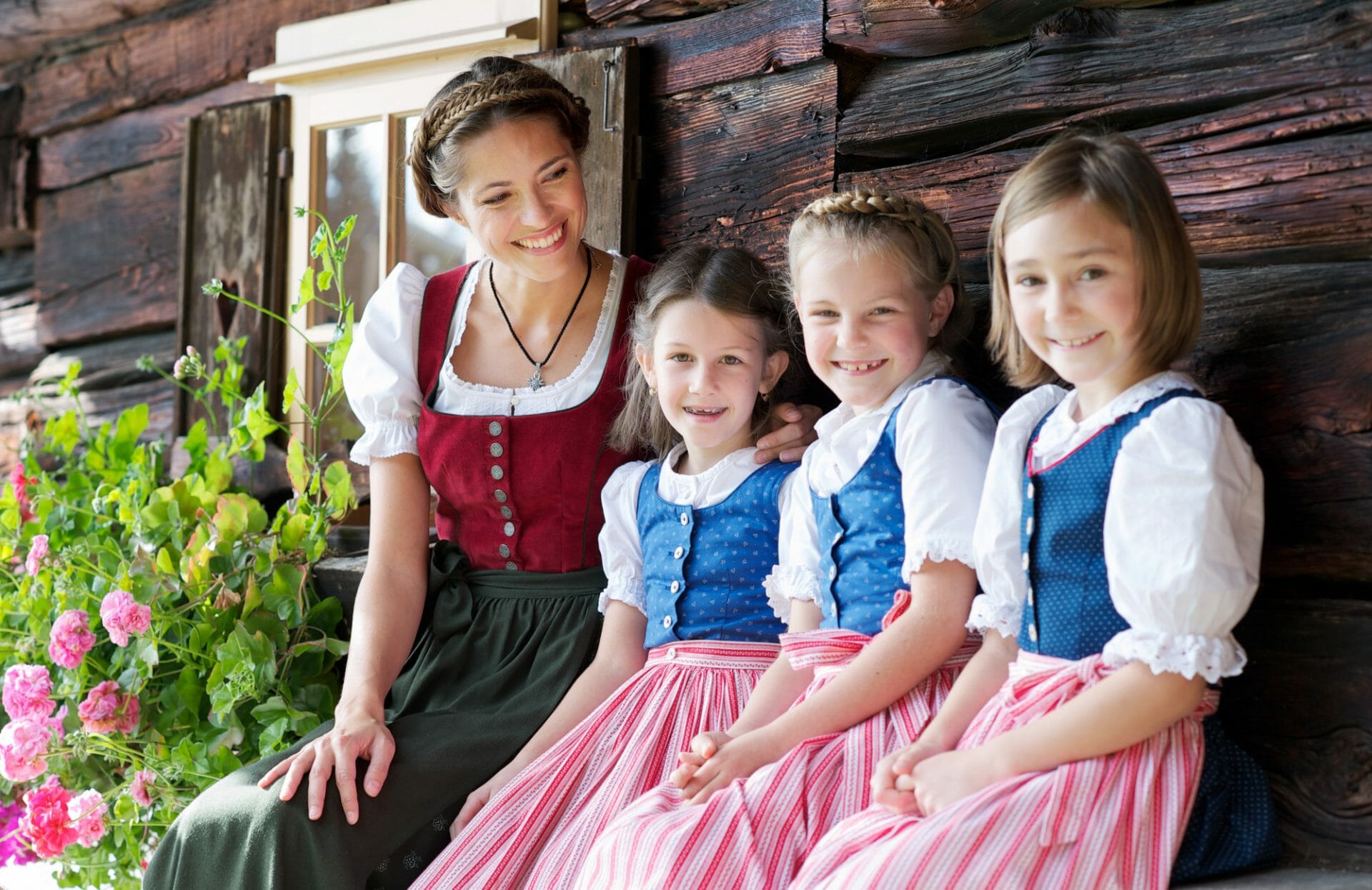 Какой народ в германии. Дирндль национальный костюм Германии. Национальный костюм Австрии национальный костюм Австрии. Австрийский дирндль. Дирндль платье австрийское.